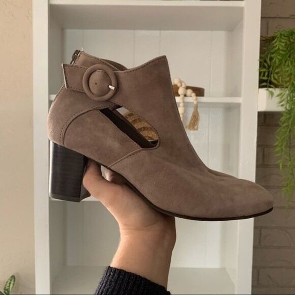 Earth Corinth Taupe Block Toe Suede Block Heel Ankle Booties - Picture 3 of 9